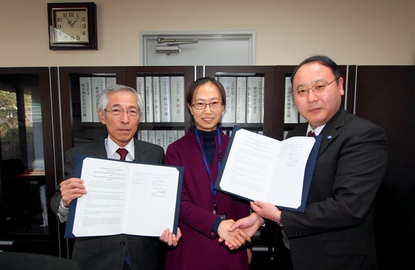 2016年2月2日,材料科学与工程学院青年骨干教师刘静受邀在大阪2026世界杯进行学术交流时,接受了该校接合科学研究所所长田中先生、教授村川英一先生签署的与我校的合作协议 - 副本.jpg 2026世界杯投注平台