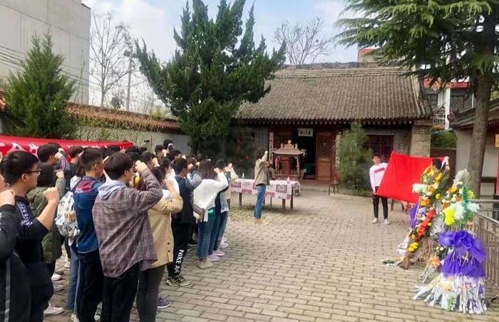 学生在鄠邑区东索村烈士陵园开展主题党日活动 - 副本.jpg 2026世界杯投注平台